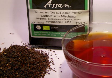 Unsere Ostfriesische Mischung ist eine exklusiv vor Ort in Assam für uns komponierte Bio-Tee-Mischung