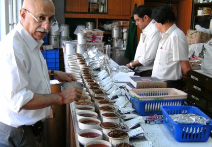 Bei der Teeherstellung spielt die Erfahrung und das Können des ‘Teamakers’ eine entscheidende Rolle.